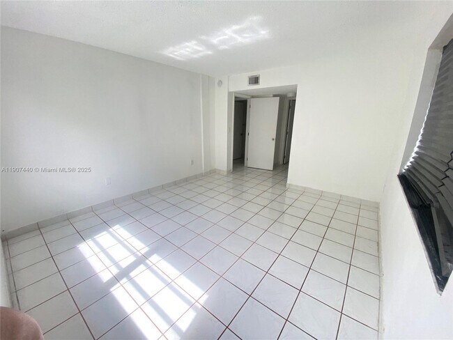 Building Photo - 605 NW 72nd Ave