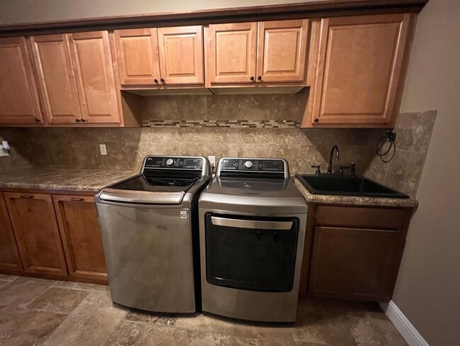 Building Photo - Luxurious 4-Bedroom Home in Fox Creek Subdivision!