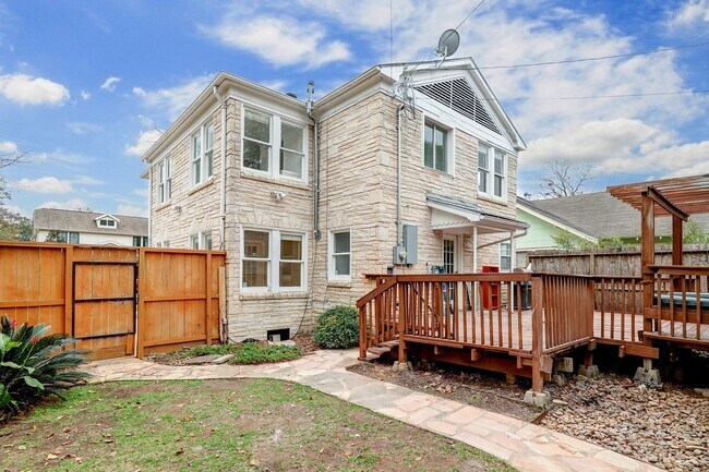 Building Photo - 827 Le Green St