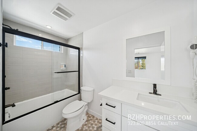 Building Photo - 835 N Harvard Blvd