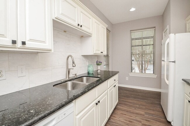 Building Photo - 2255 Braeswood Park Dr