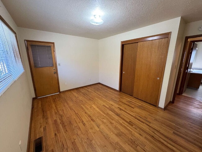 Building Photo - Three Bedroom Home Nestled in the Heart of...