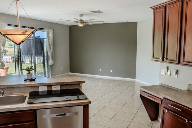 Building Photo - 1557 Amaryllis Cir