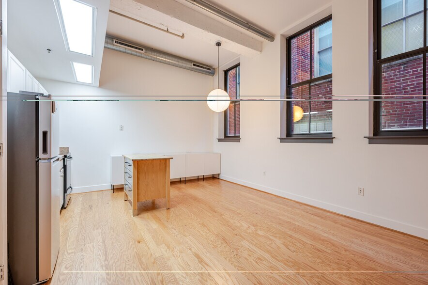Building Photo - 916 G St NW