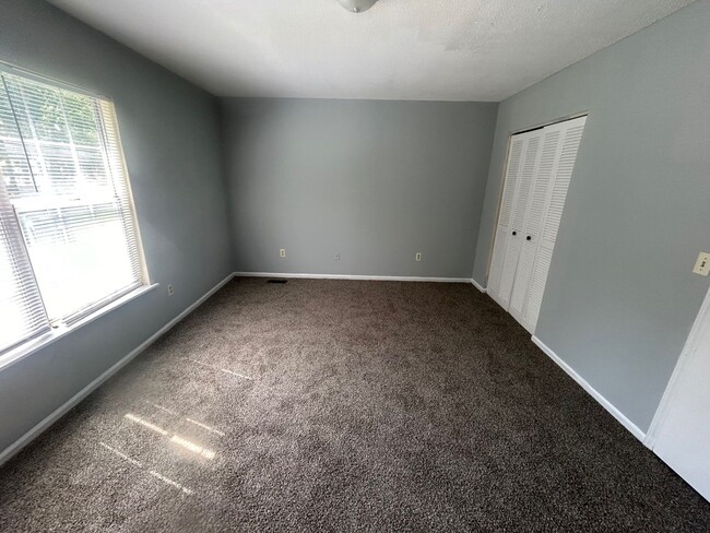 Building Photo - Charming 2-bedroom, 1.5-bath townhouse located in the desirable Irmo area near the Lake Murray Dam!