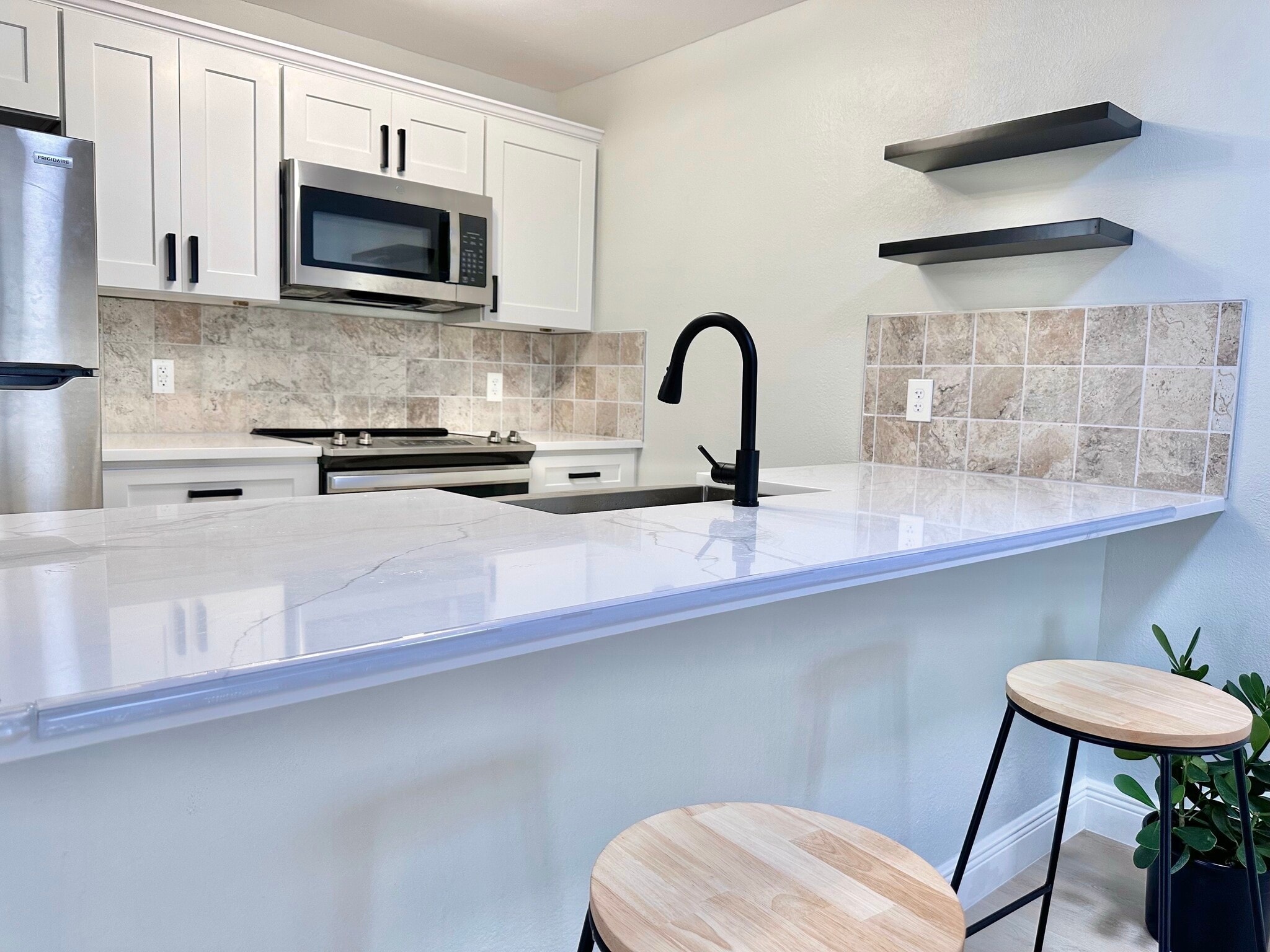 Kitchen - 4915 W McElroy Ave