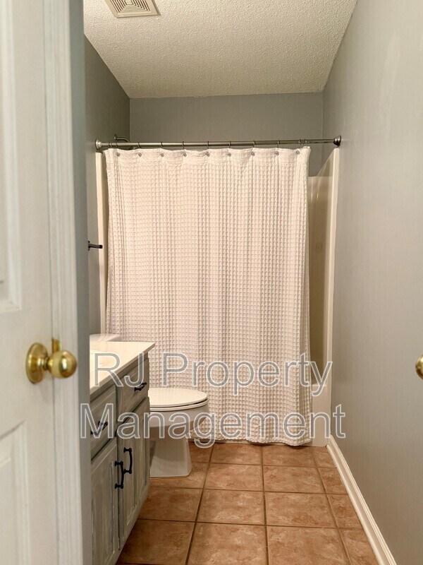 Building Photo - 6095 E Everett Hill Cir