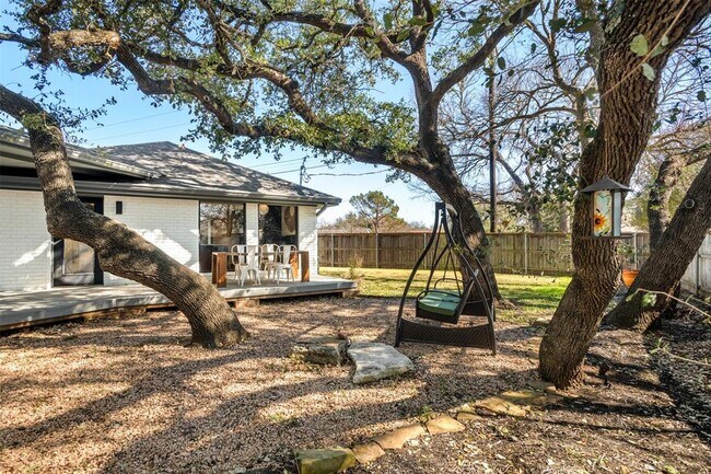 Building Photo - 6805 Western Oaks Blvd