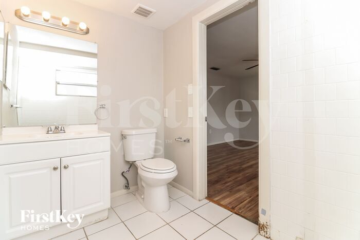 Building Photo - 7240 Rosarian Dr
