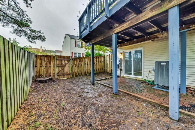 Building Photo - Beautifully maintained end unit Townhouse located in Stonebridge subdivision!