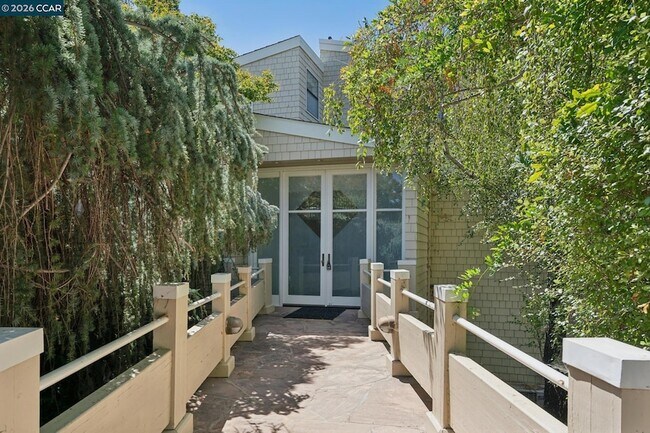 Building Photo - 660 La Casa Via