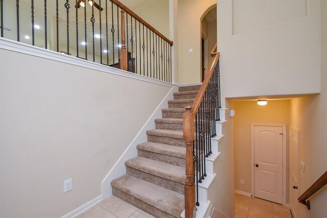Building Photo - 23322 Del Rosso St