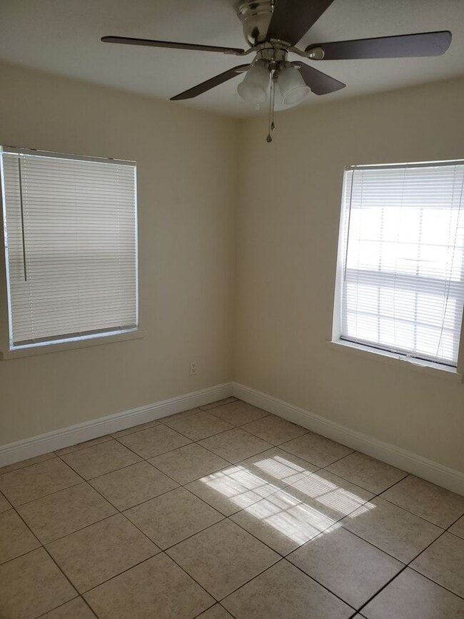 Building Photo - 2 Bed, 1 Bath Home – Minutes from Downtown...