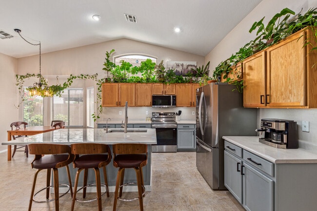 Building Photo - 543 S Wildrose