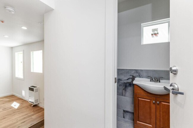 Building Photo - 905 Capp St