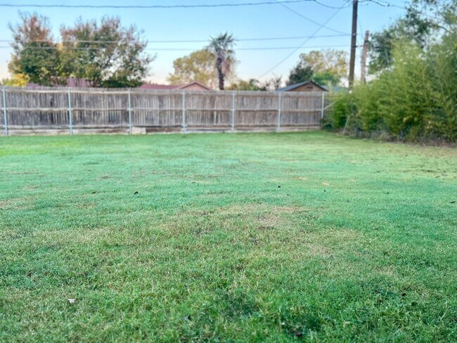 Building Photo - Home is located in sought-after neighborhood