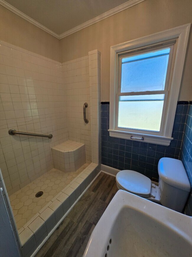 Building Photo - 2 BR in Emerywood!
