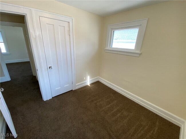 Building Photo - 5161 Greenhurst Dr