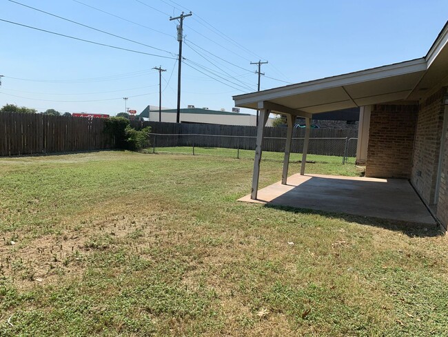 Building Photo - Rare Find!! 3 Bedroom, 2 Bath Home in Lore...