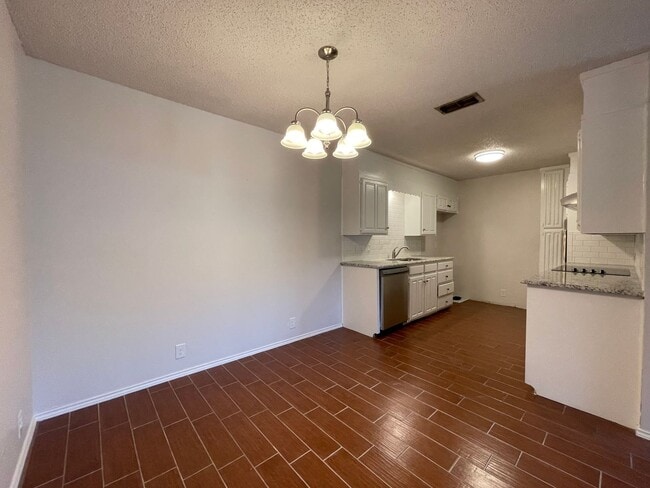 Building Photo - AVAILABLE NOW 2 BED 2 BATH TOWNHOME IN CLE...
