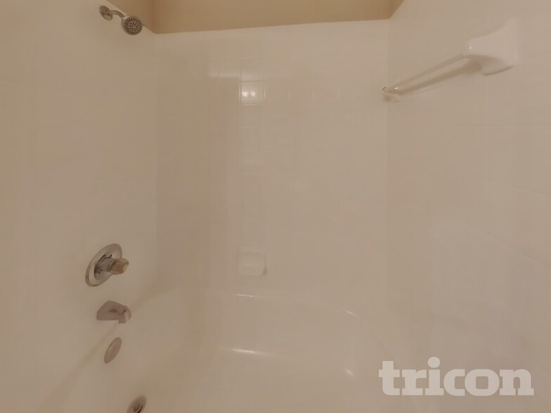 Building Photo - 1695 Northglen Cir