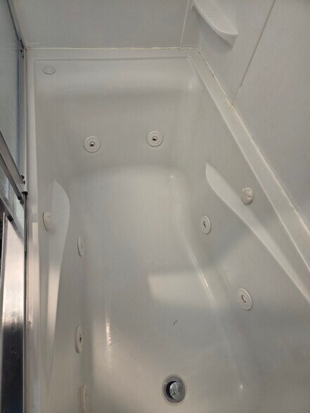 Whirlpool Heated Jet Tub - 117 Arlington Ave