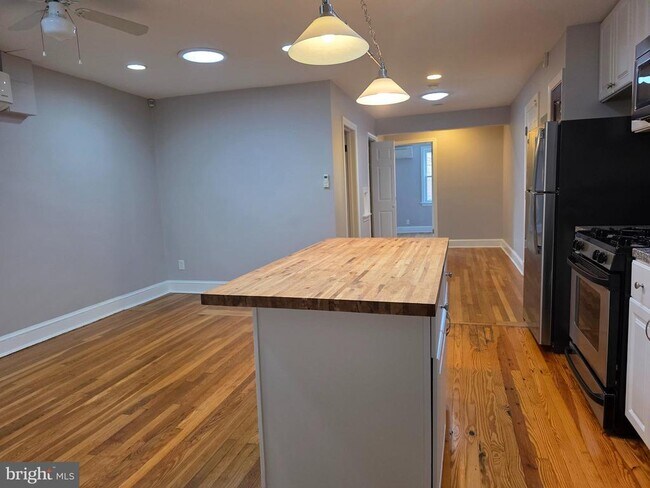Building Photo - 4708 3rd Pl NW