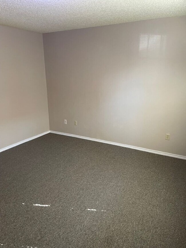 Building Photo - Spacious 2 Bedroom, 1 Bathroom Apartment