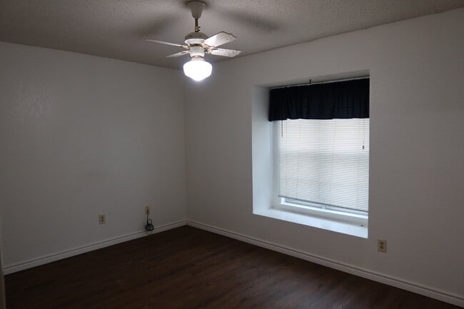 Building Photo - 101 Travis Ln