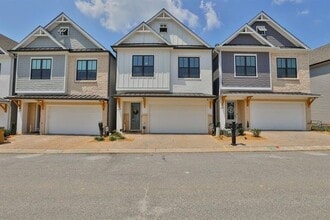 Building Photo - 144 Village Green Ave