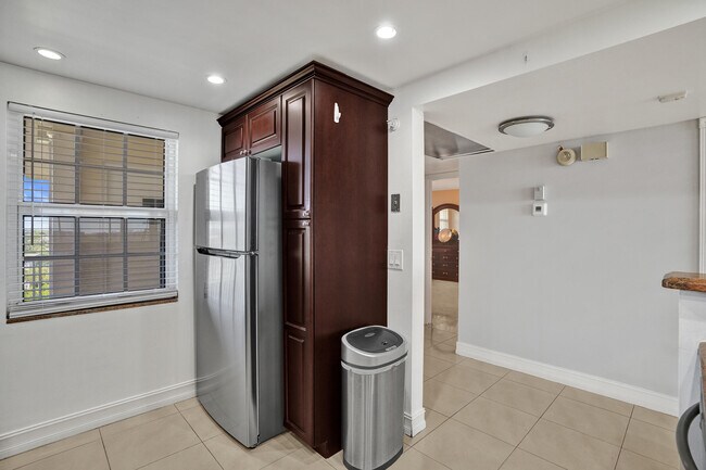 Building Photo - 3520 Oaks Way