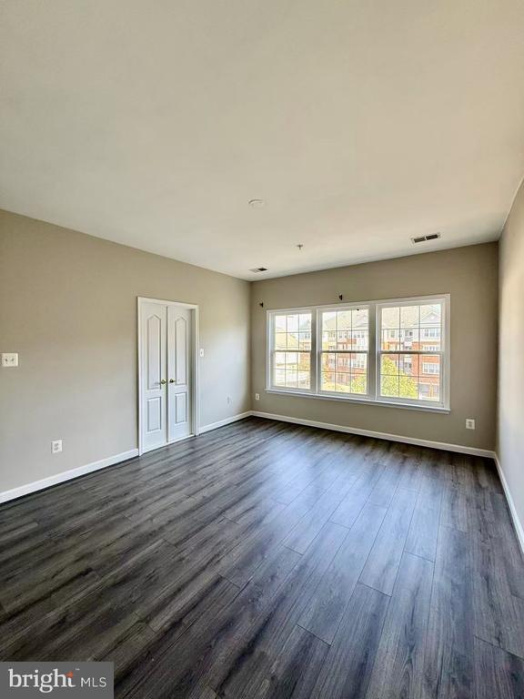 Building Photo - 612 Garden View Square