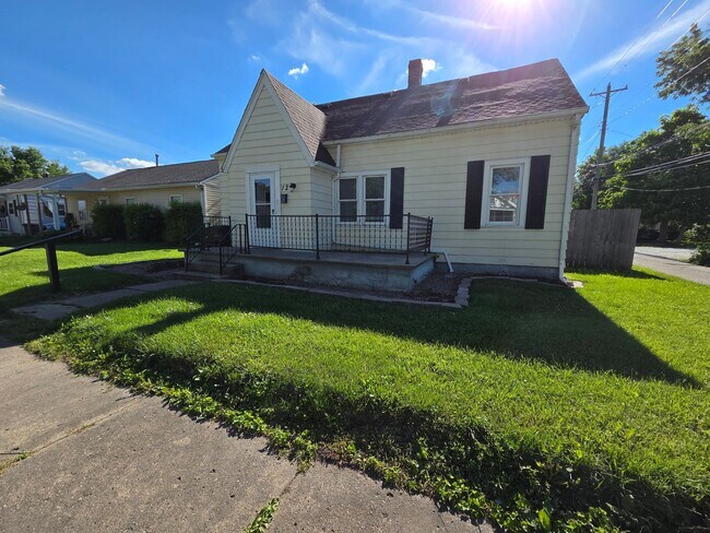 Building Photo - Three Bedroom Single Family Home AVAILABLE NOW