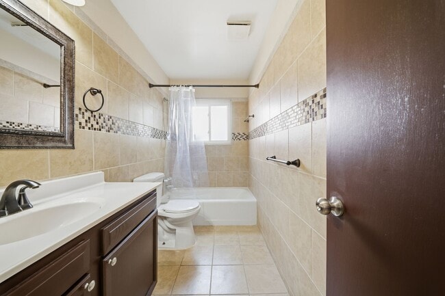 Building Photo - Spacious 4 bedroom/2 Bath Ranch Style Home