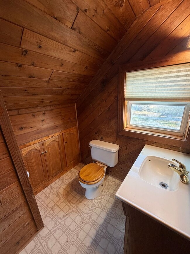 Building Photo - Available Now 3 Bedroom 1 Bath Home on Park Point