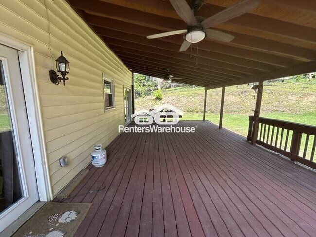 Building Photo - Beautifully maintained traditional 4-bedroom 2 and 12 bath home!