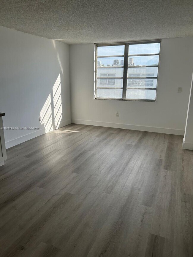 Building Photo - 1250 NE 125th St