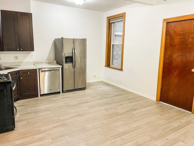 Building Photo - Fabulous Location in Wicker Park/Humboldt ...
