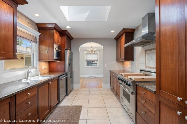 Building Photo - Great House in a great location!