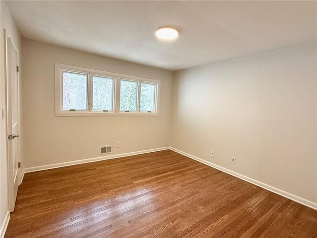 Building Photo - 505 River Valley Rd NW