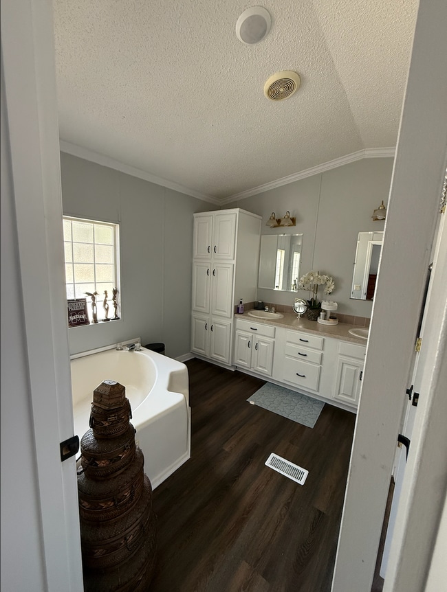 Building Photo - Updated Country Home – 3 Bed, 2 Bath – 2,5...