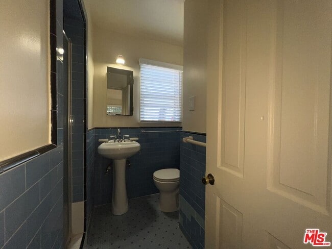 Building Photo - 1306 1/2 S Mansfield Ave