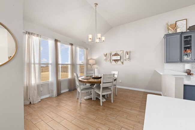 Building Photo - Upscale Living!