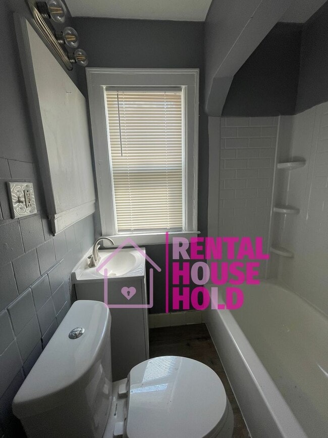Building Photo - 3 Bedroom 1 Bath Single Family Home Locate...