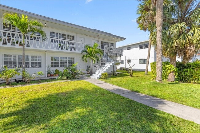 Building Photo - 1450 NE 171 St