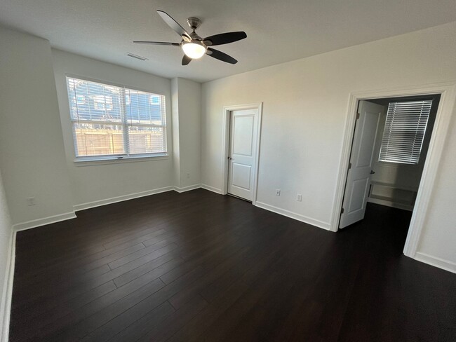 Building Photo - 4 Bedroom, 3.5 Bath Condo in Coveted Spenc...