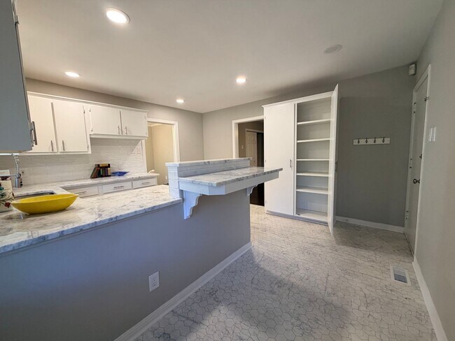 Building Photo - 5909 Lee Ave