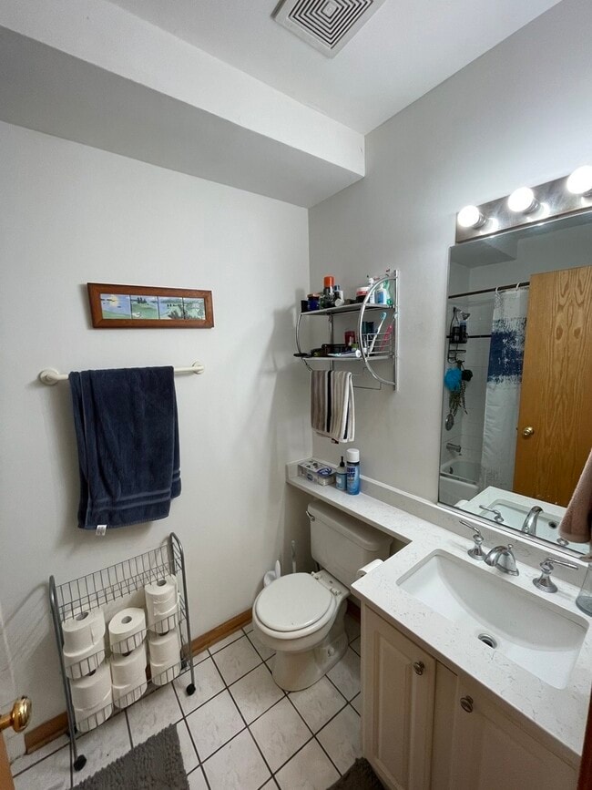 Building Photo - 865 W Buckingham Pl
