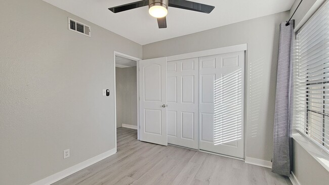 Building Photo - Excellent Townhome with Updated Interior