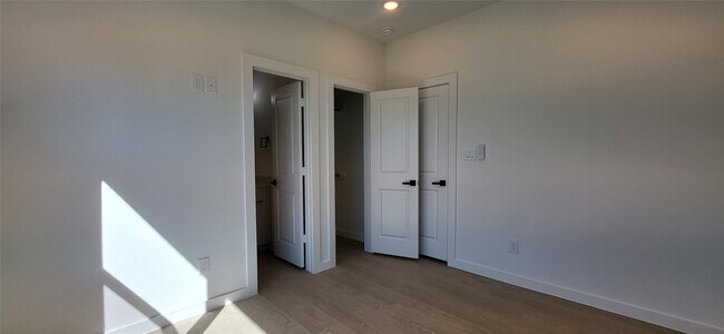 Building Photo - 1033 North Ln